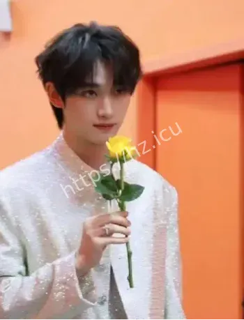 丁程鑫送黄玫瑰粉丝